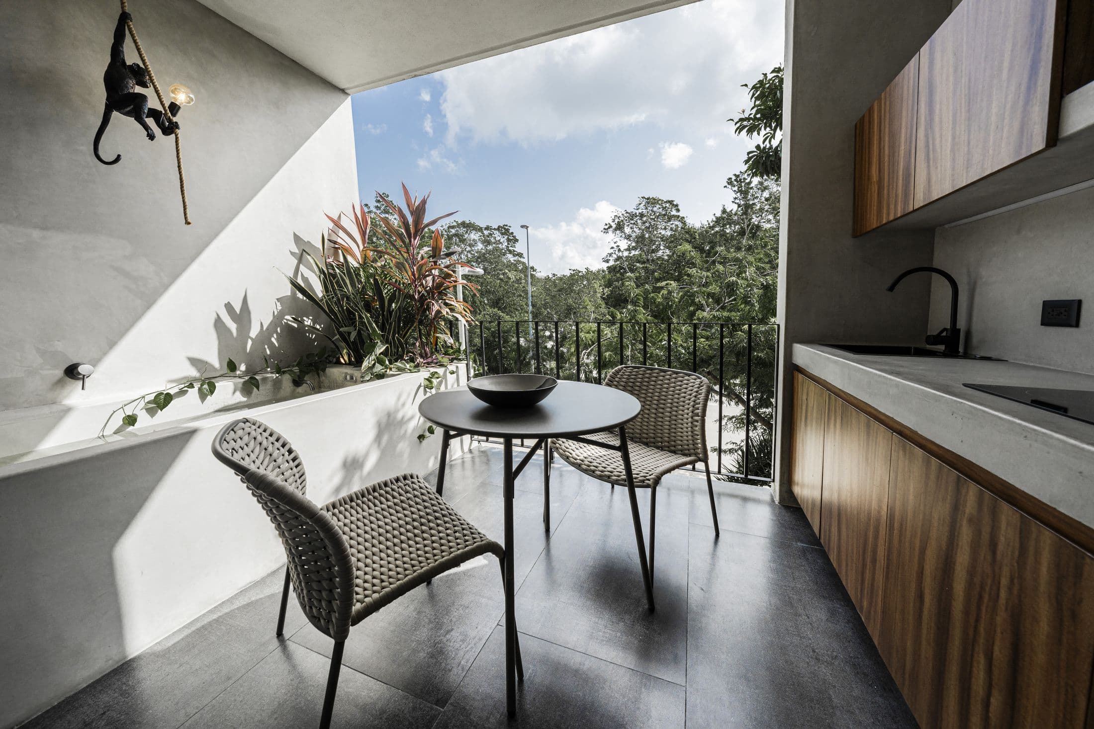Terraza con mesa junto a la cocina