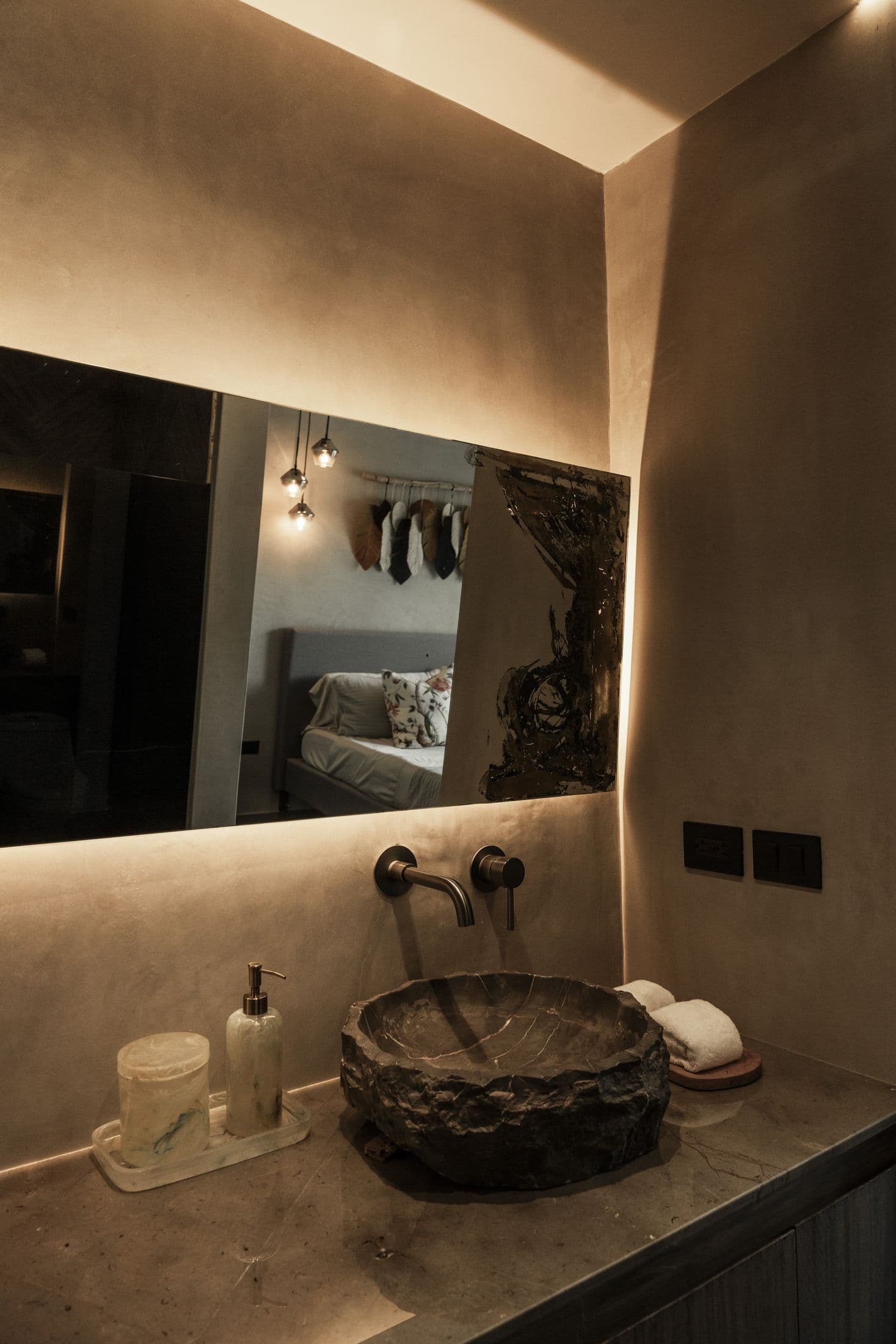 Lavabo de piedra tallada y llave de pared