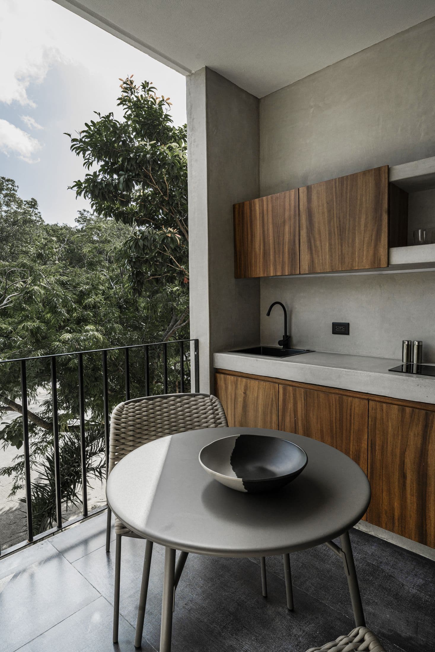 Cocina de madera tropical frente a la selva