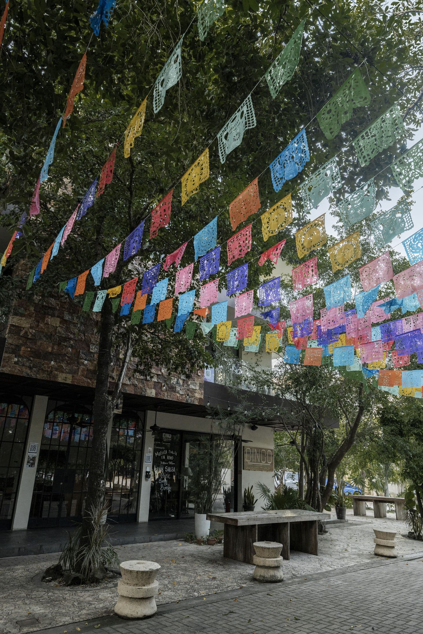 Papel picado sobre el andador de Aldea Zamá
