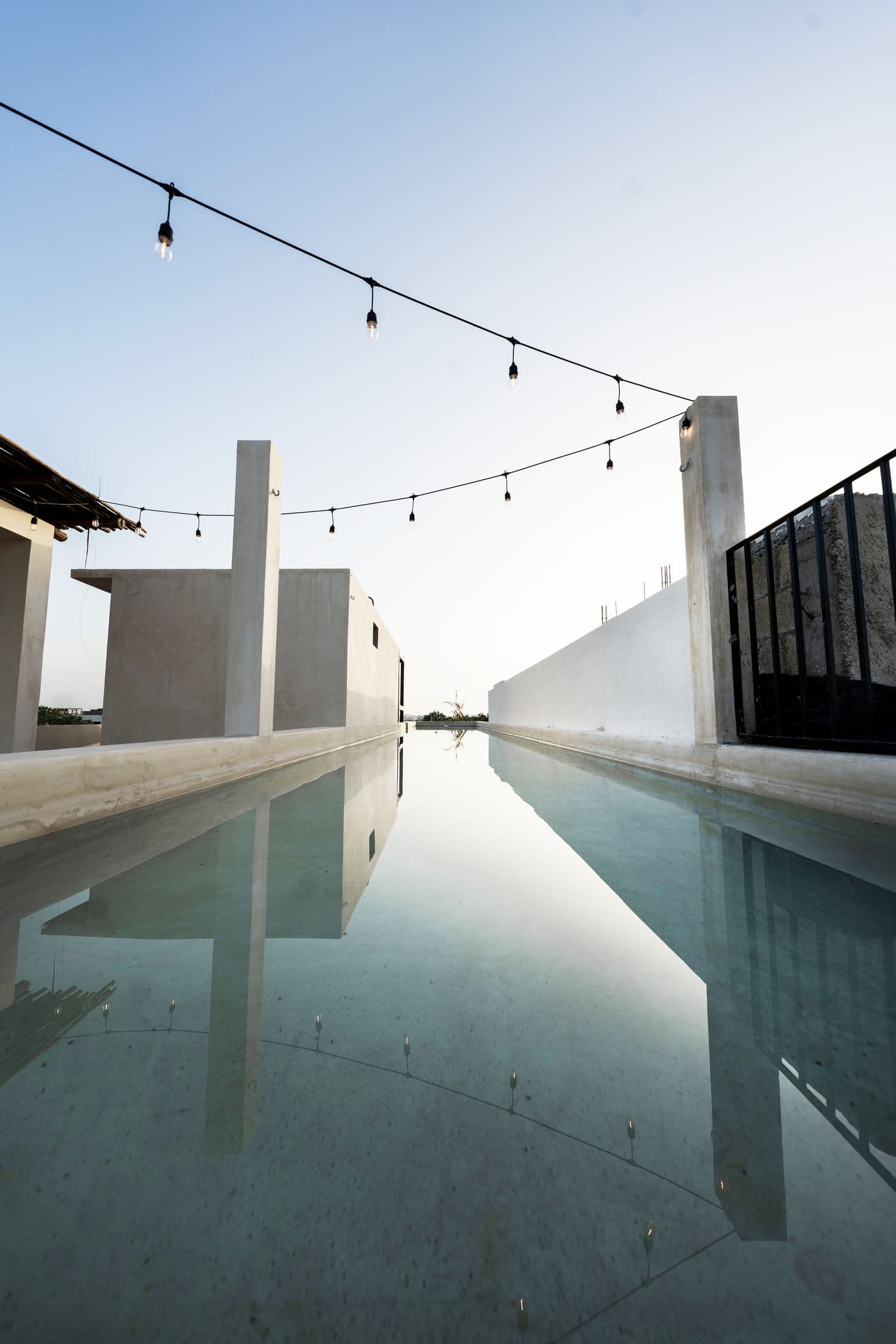 Alberca del rooftop con luces