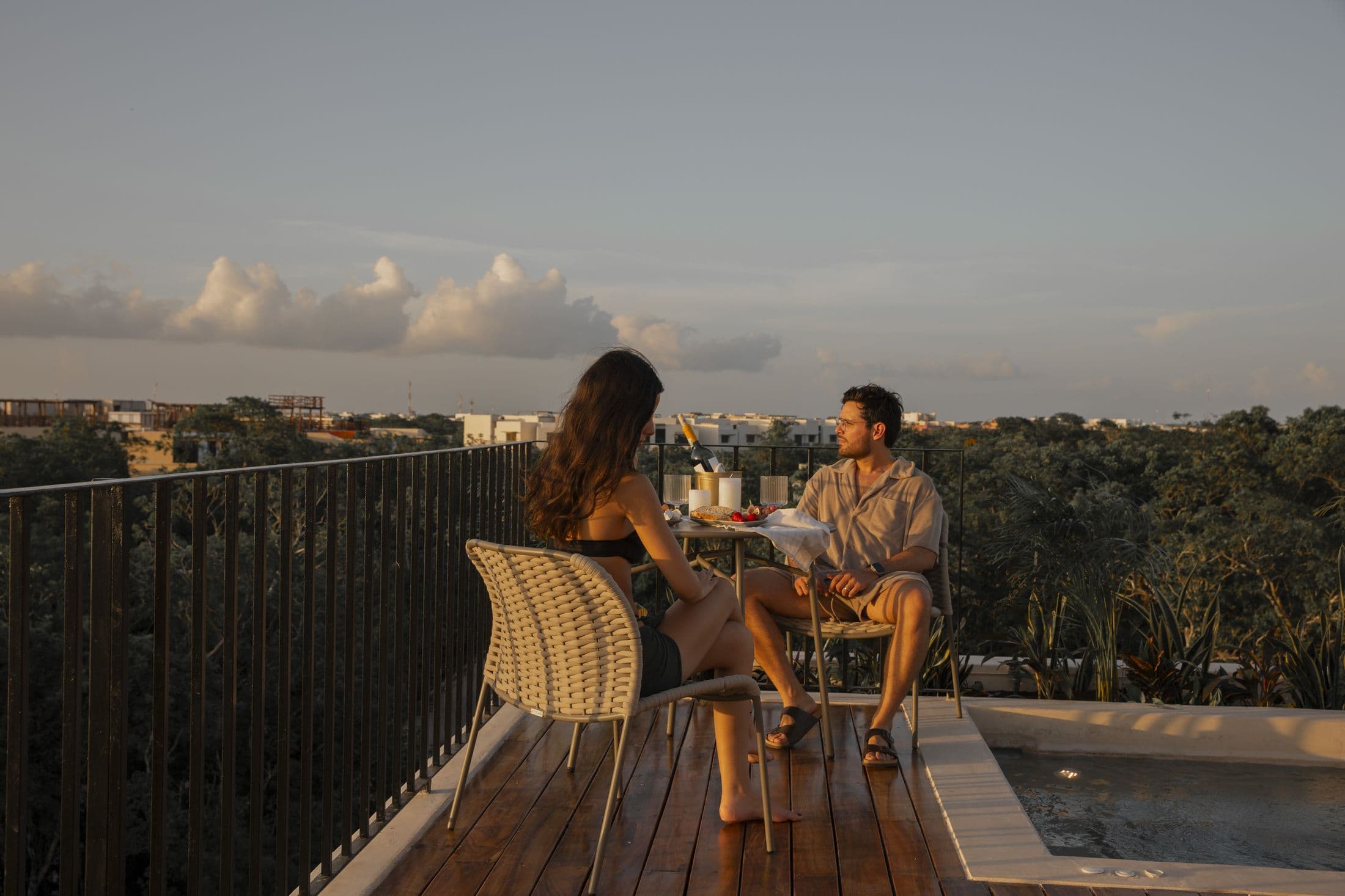 Cena en una terraza de Ahjal sobre la selva de Tulum al atardecer